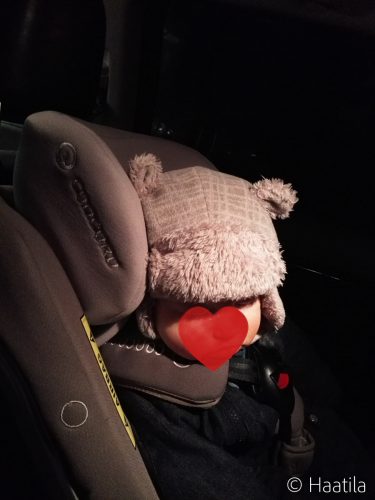 Vauva turvaistuimessa